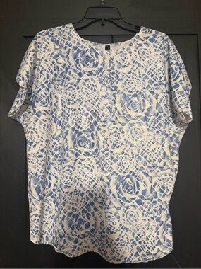Women's Short-Sleeve Crew Neck Top in Blue and White Floral Pattern
